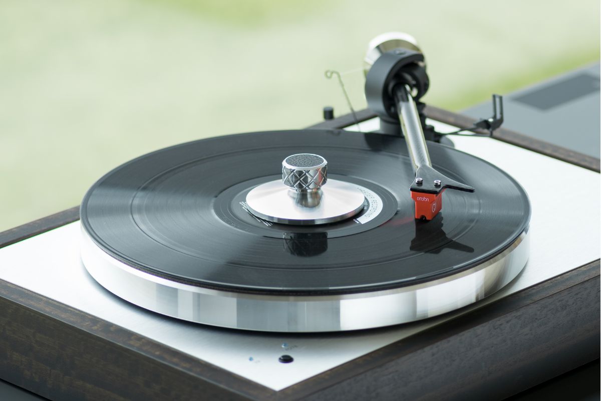 Hochwertiger Plattenspieler mit einer schwarzen Vinyl-Schallplatte, Metall-Schallplattenklemme