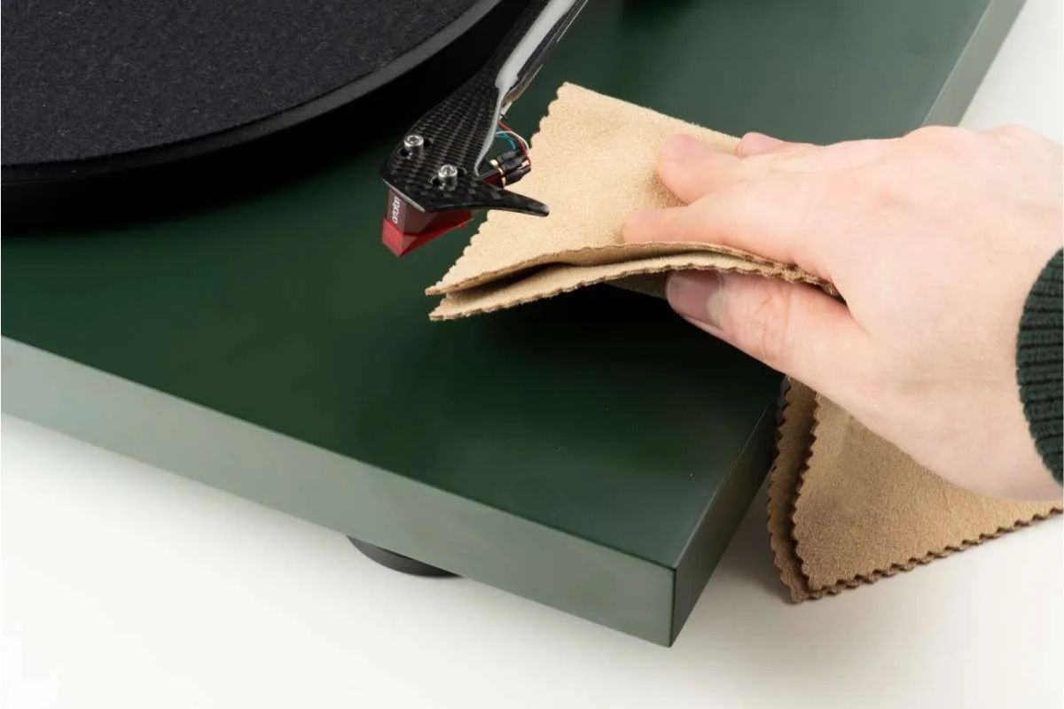 Reinigung des Plattenspieler-Tonabnehmers mit einem Tuch.