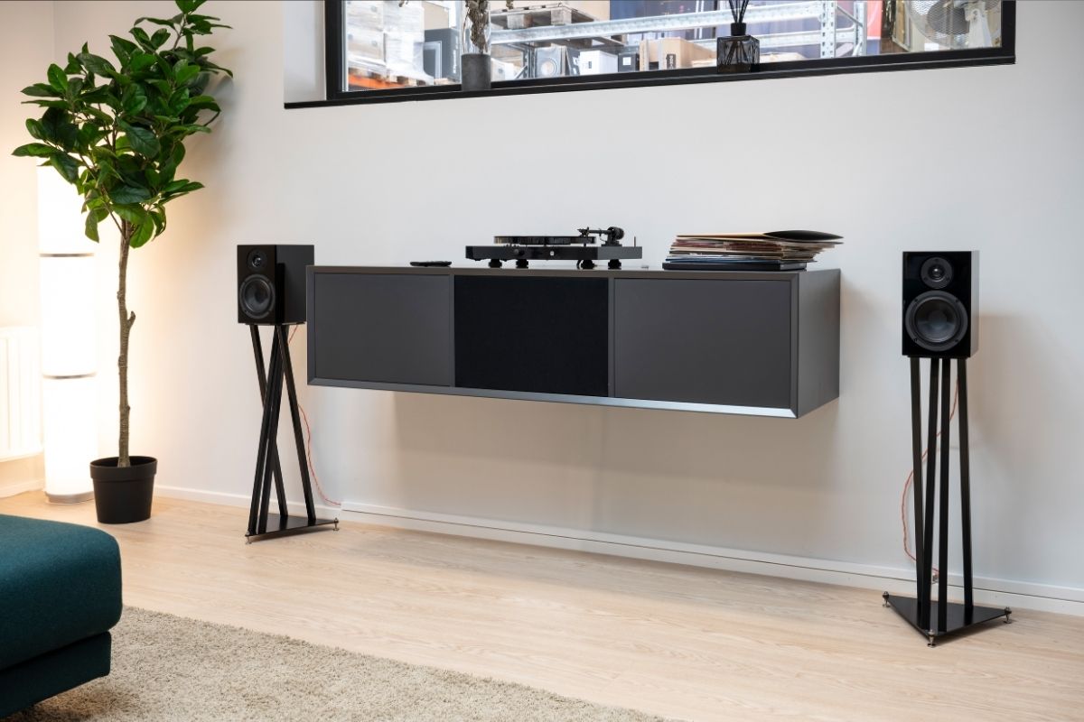 Minimalistisch eingerichtete HiFi-Anlage mit Plattenspieler und Lautsprechern