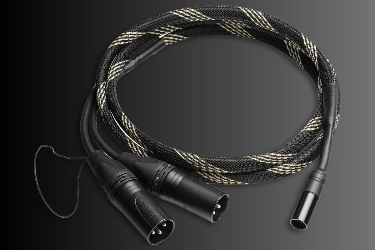 Hochwertiges, geflochtenes XLR-Kabel mit zwei XLR-Steckern und einer robusten Schutzhülle für professionelle HiFi- und Audio-Verbindungen.