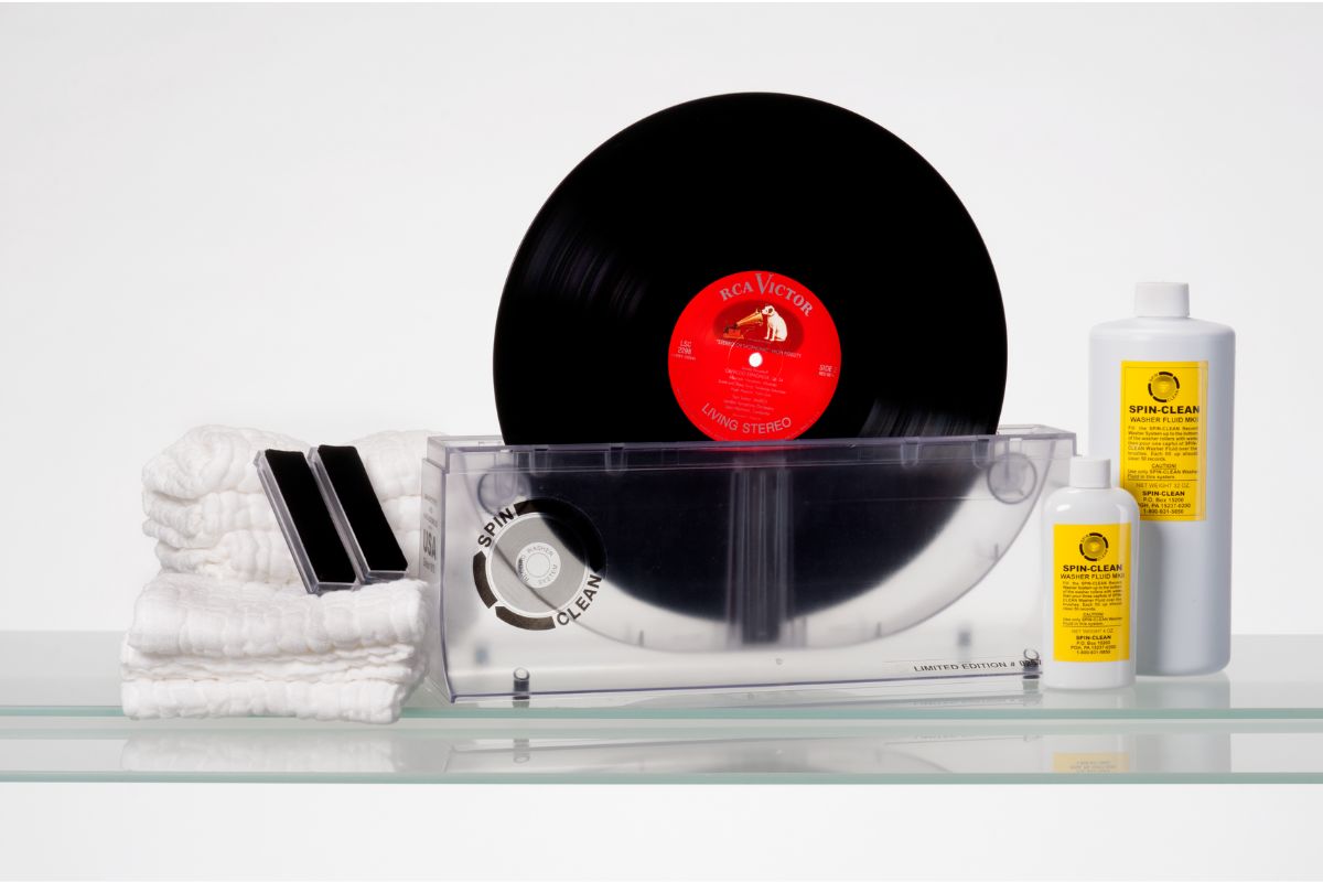 Vinyl-Schallplatte in einer Reinigungsstation mit Waschflüssigkeit und Tüchern