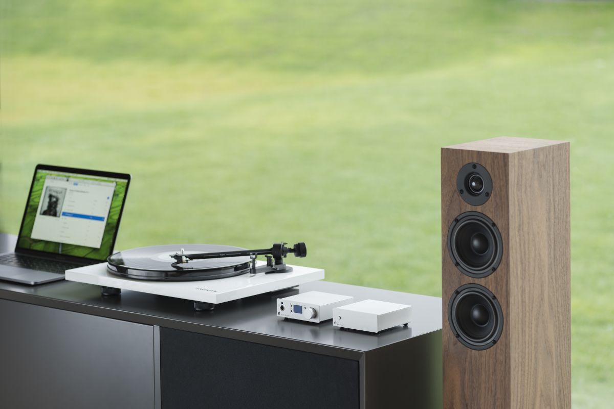 Kombination aus Laptop, Plattenspieler und Pro-Ject DAC